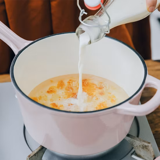 Cacerola de hierro fundido esmaltado con mango largo